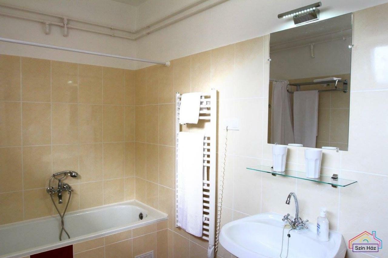 Szin-Haz Apartman (Adults Only) Apartment Gyula Ngoại thất bức ảnh